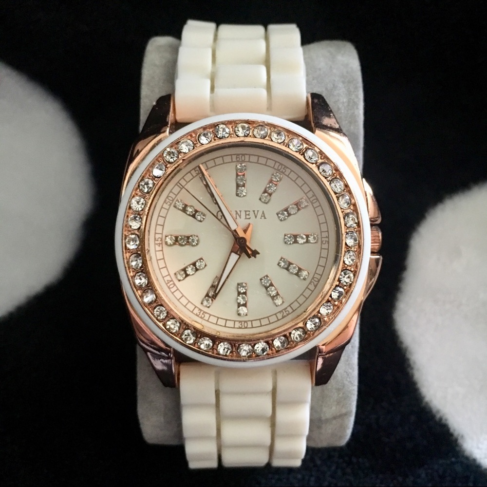 Rose gold watch with white silicone band - Picture 3 of 6